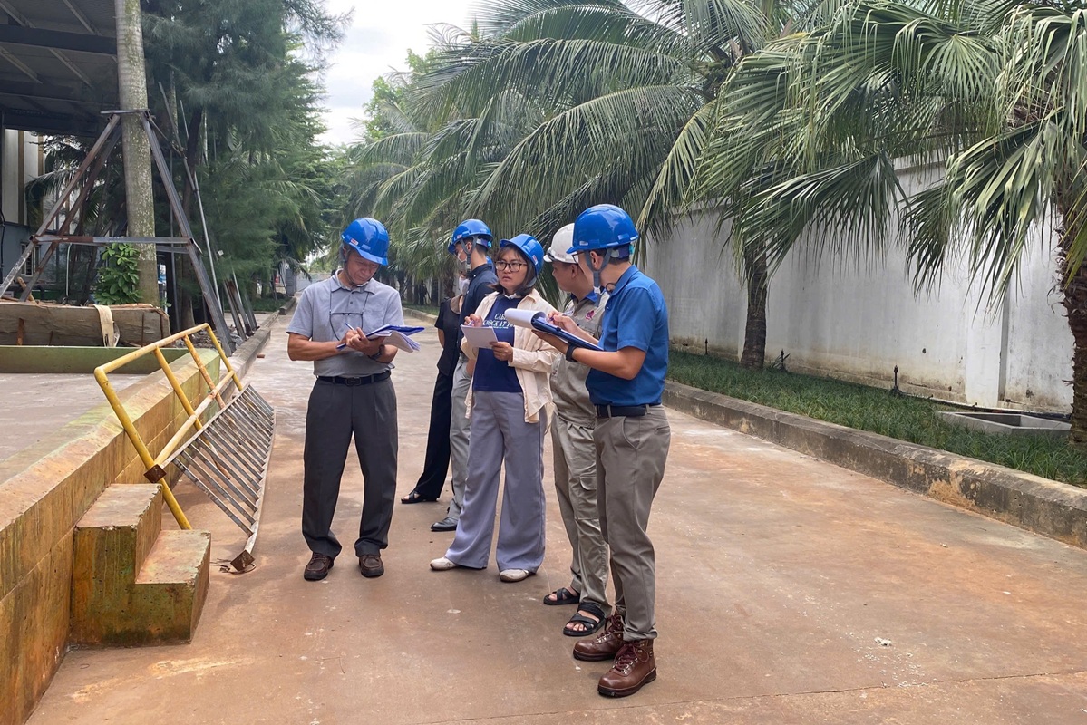 Đoàn chuyên gia khảo sát và ghi nhận thông tin tại hiện trường nhà máy Kim khí Bắc Việt